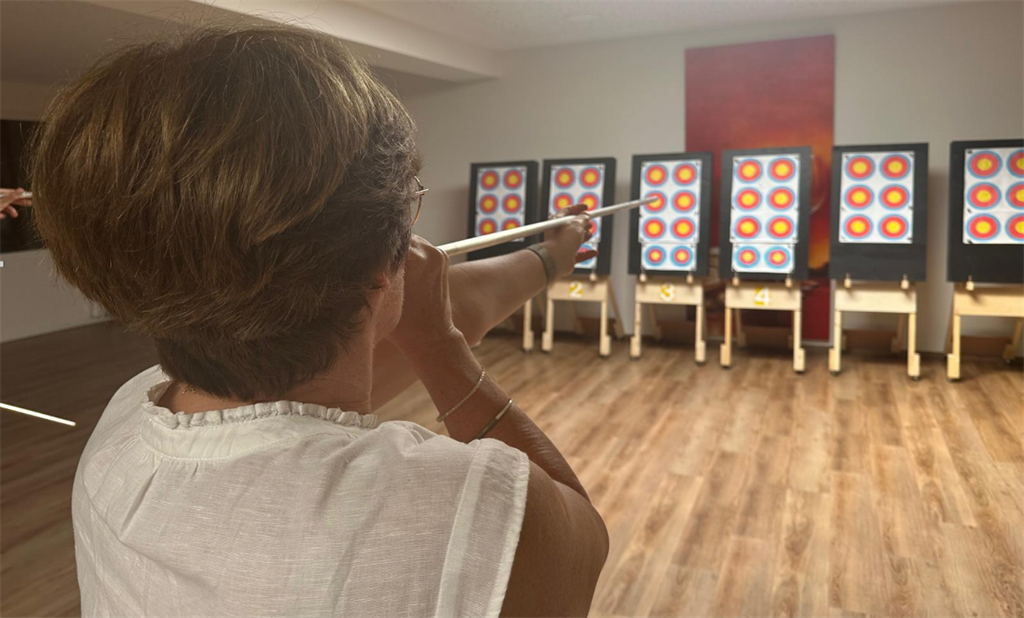 Eine Frau beim Blasrohrschießen